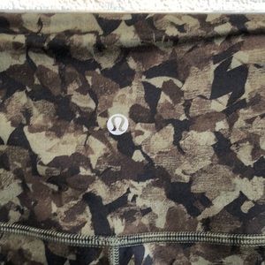 lululemon athletica Pants - Lululemon olive & black hi waist camo crops sz 10 lululemon athletica Pants - Lululemon olive & black hi waist camo crops sz 10